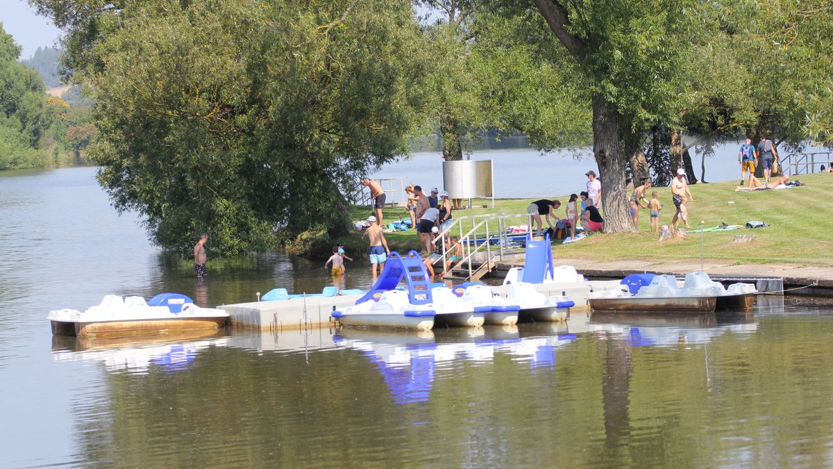 Do Pilské nádrže se po měsíci a půl vracejí plavci, z rybníka Kachlička je zelená kaše