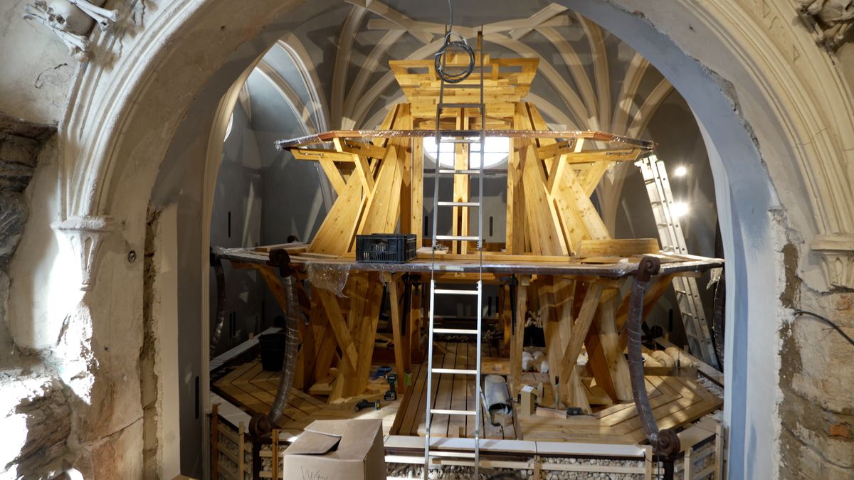 Restaurátoři ukazují, jak se staví pyramida z lidských kostí