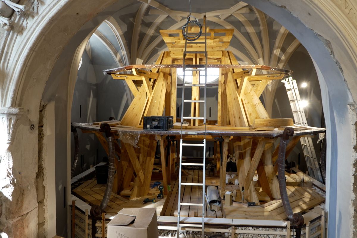 Restaurátoři ukazují, jak se staví pyramida z lidských kostí