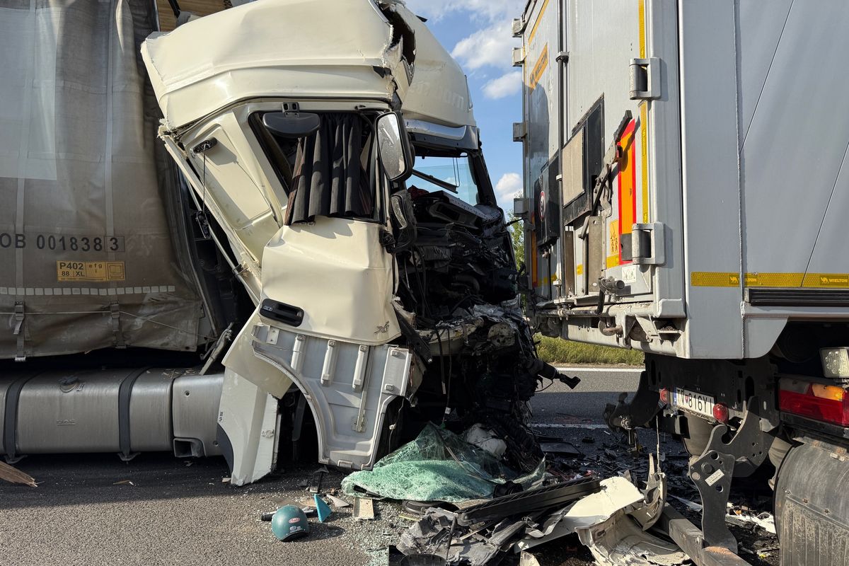 Dálnici D5 zablokovala nehoda dvou kamionů