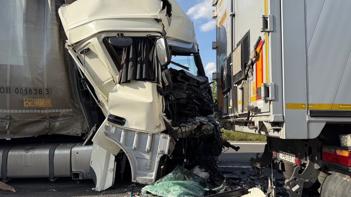 Dálnici D5 zablokovala nehoda dvou kamionů