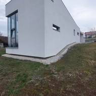 Směrem do ulice je více chráněno soukromí obyvatel.