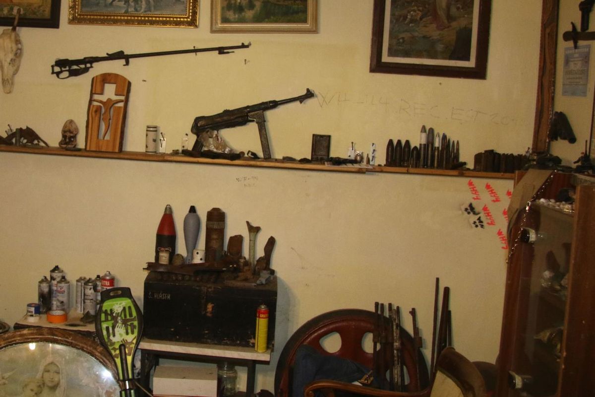 Dva ozbrojení muži ohrožovali na Českokrumlovsku skupinku lidí. Mířili na ně puškou a chtěli po nich doklady