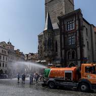 Speciální vozy kropí a mlží komunikace ve čtyřech cyklech napříč všemi městskými částmi od 10:00 do 18:00.