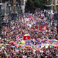 Loni se průvodu zúčastnilo podle pořadatelů zhruba 60 000 lidí, podobně jako v předchozím roce.