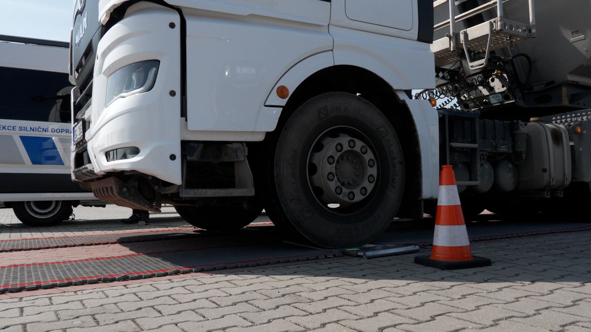 Na kontrole se silniční inspekcí. Odmítnout vážení se řidiči nevyplatí, varuje hlídka