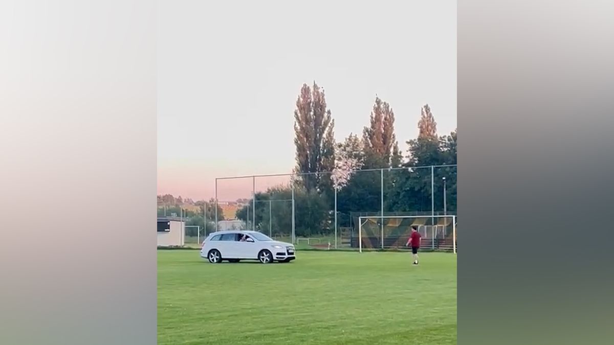 Řidič audi vjel na fotbalové hřiště na Karlovarsku. Na trávníku vystřelil z plynové pistole