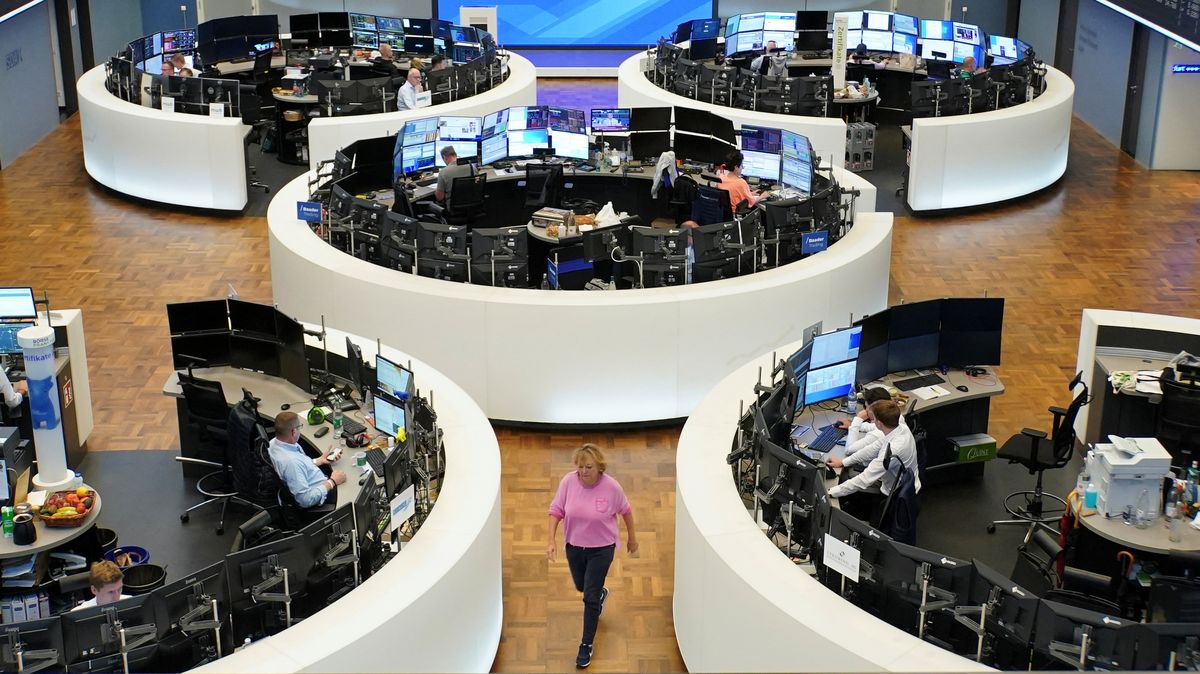 Evropské akcie po oznámení nových amerických cel výrazně klesaly
