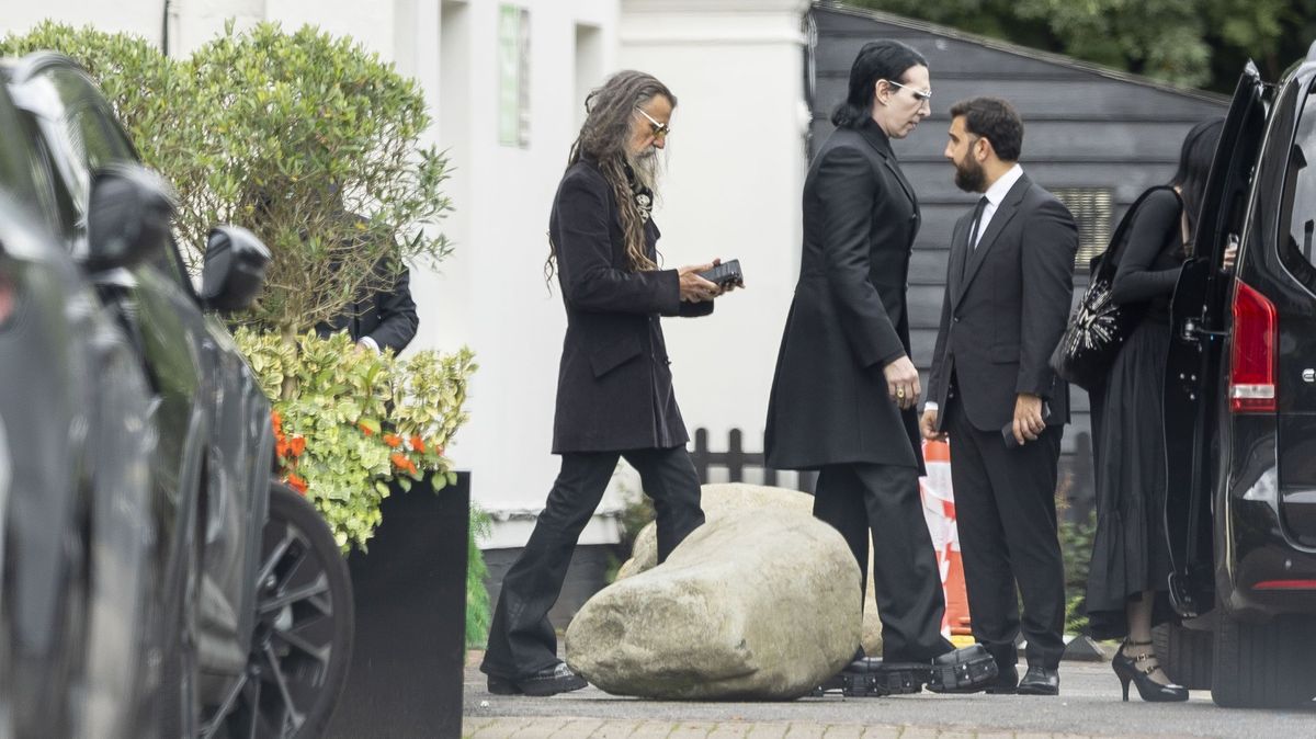 Ozzy Osbourne byl pohřben v rodinném sídle