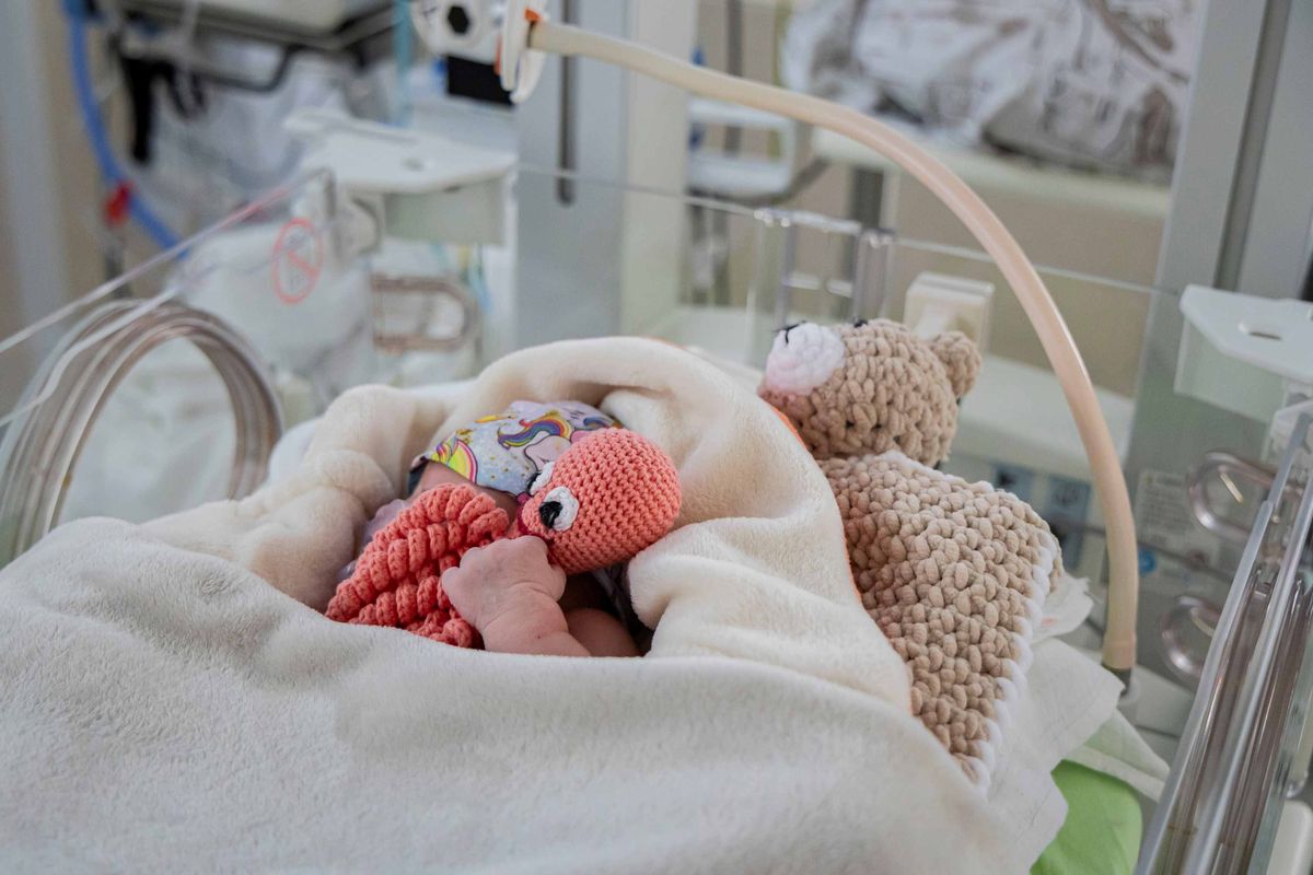 Zdravá holčička odložená do zlínského babyboxu dostala příjmení podle srpna