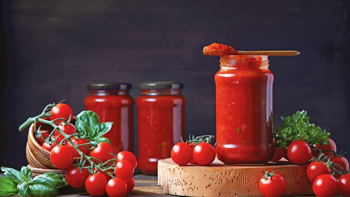 Recept na domácí rajčatovou omáčku, hruškový kompot, ostružinový džem a sterilizovanou řepu