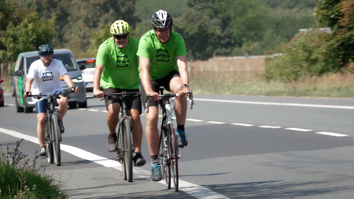 Kupka zahájil kampaň Spolu v čele pelotonu. Středočeský kraj bude křižovat na kole i parníkem