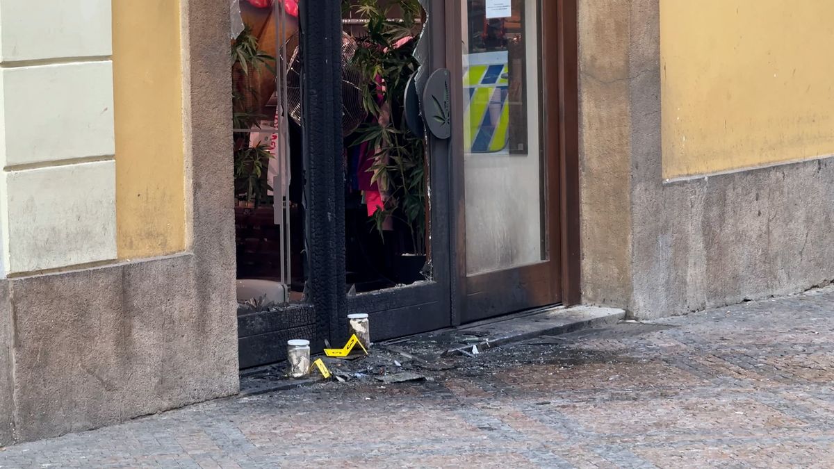 Policisté prověřují žhářské útoky na obchody v centru Prahy, zadrželi podezřelého