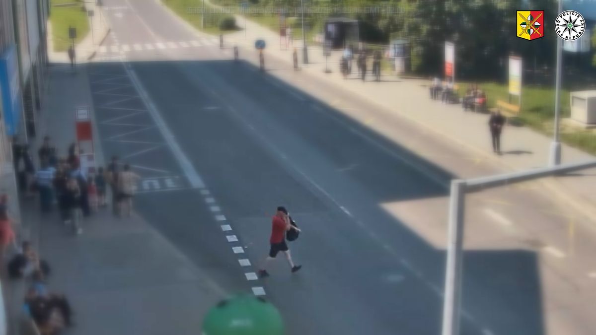 Hádka u metra skončila pobodáním, útočníka hledá policie