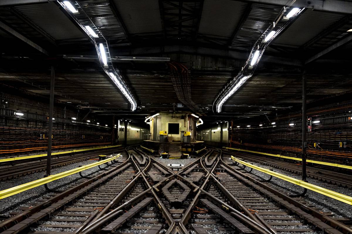 Kolejové křížení ve stanici Kačerov nyní místo vlaků oživují lidé, kteří mění zabezpečovací zařízení.