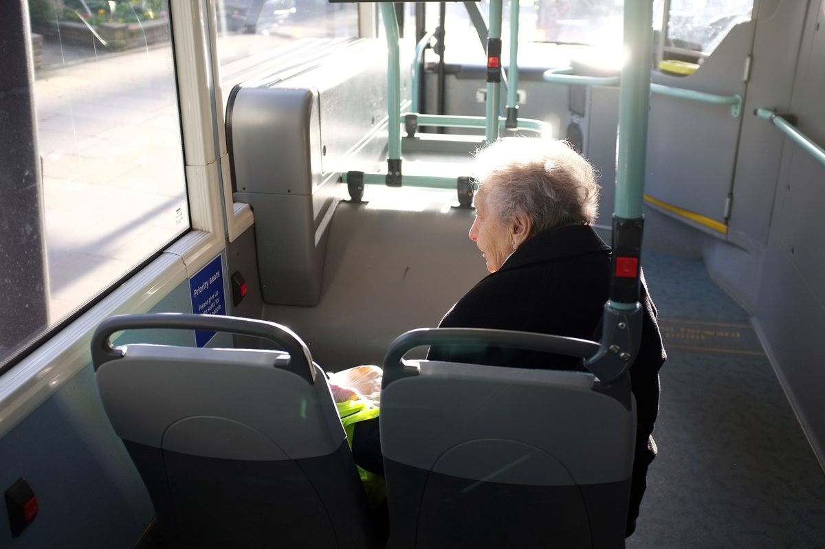 Seniory na vesnicích trápí doprava. Autobusů jezdí málo a udržet si řidičák je těžší