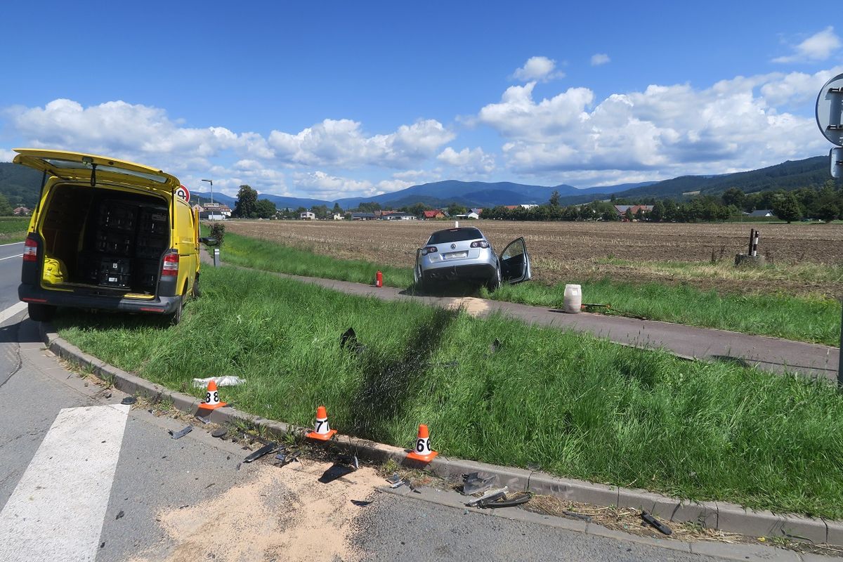 Nehoda tří aut na křižovatce na Šumpersku skončila zraněním dvou lidí