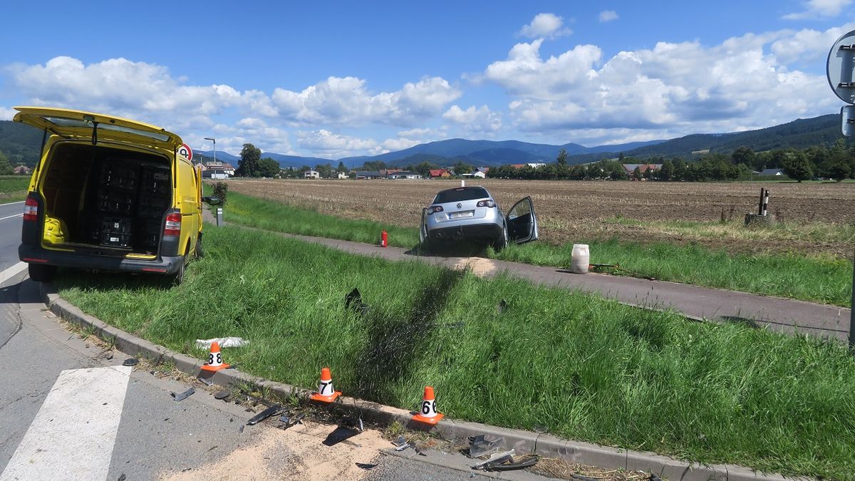 Nehoda tří aut na křižovatce na Šumpersku skončila zraněním dvou lidí