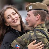 Ti, kteří cvičení úspěšně dokončili a složili přísahu, dostanou od armády odměnu 40 498 Kč před zdaněním.