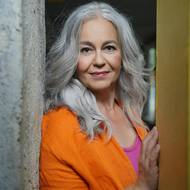 Své šediny miluje a už by je nikdy nebarvila.