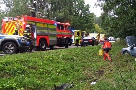 Opilý řidič náklaďáku se na jihu Čech srazil s osobním autem. Čtyři zranění 