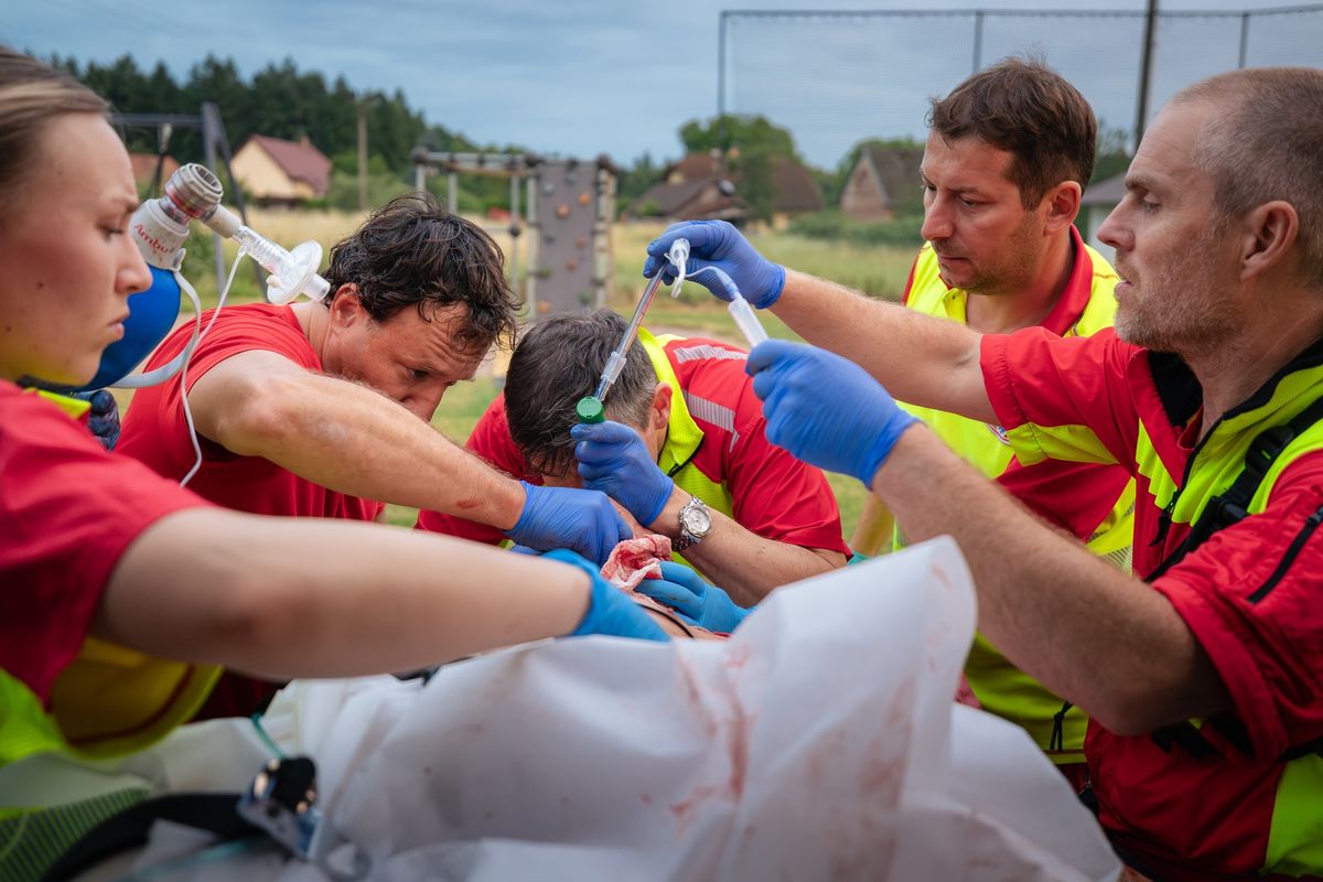 Cizinec napadl muže půllitrem. Záchranáři ho operovali ve dveřích helikoptéry