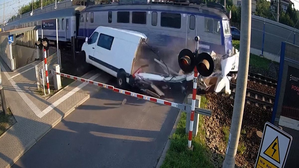 Vlak rozmašíroval na přejezdu v Polsku dodávku, rozpadla se na kusy