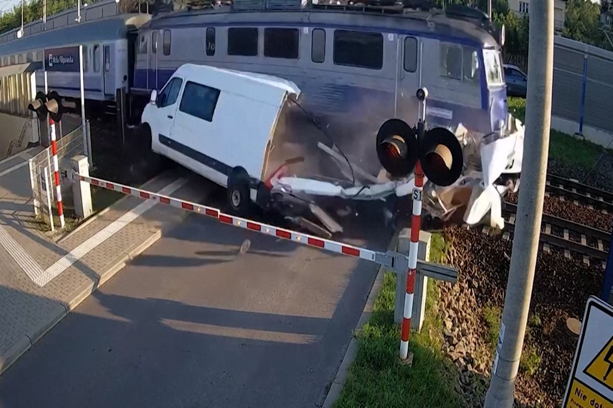 Vlak rozmašíroval na přejezdu v Polsku dodávku, rozpadla se na kusy
