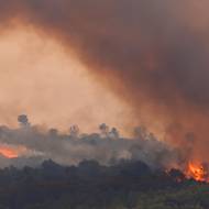 Na jihu Francie v Saint-Laurent-de-la-Cabrerisse, nedaleko města Narbonne, zuří požár.