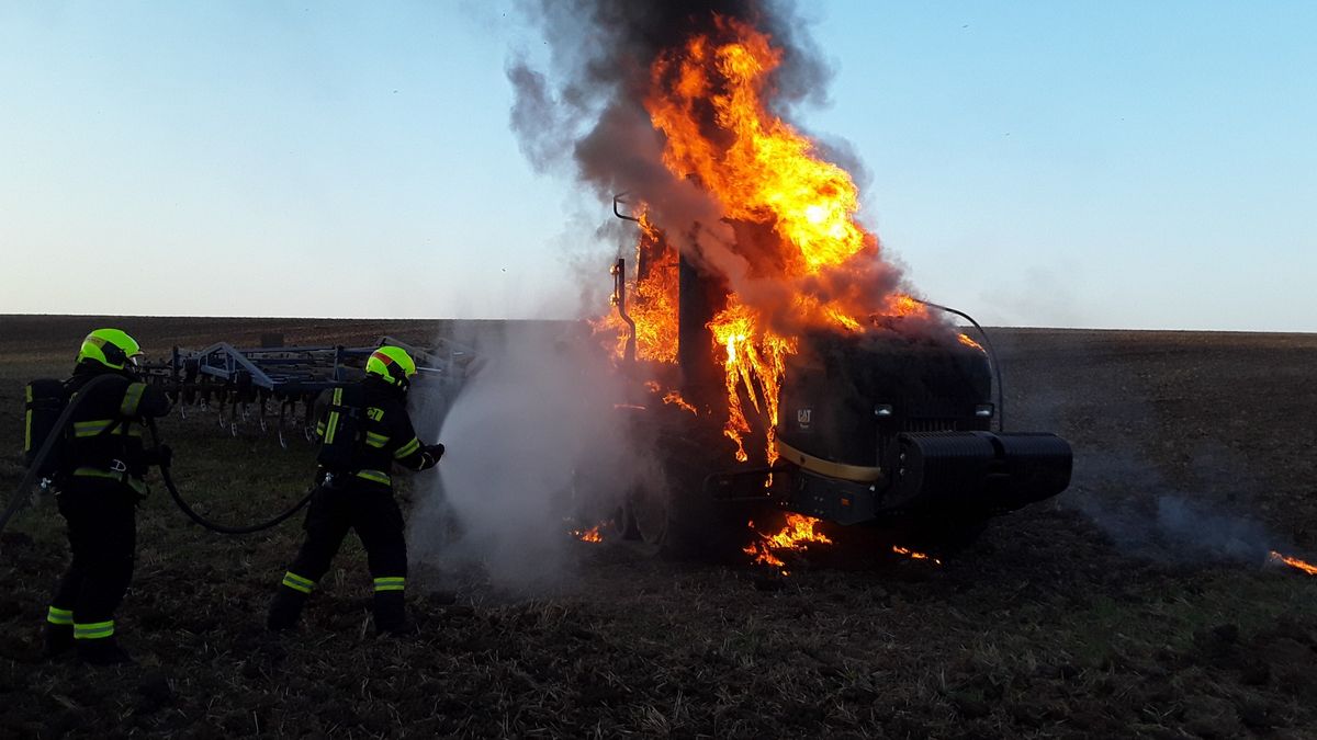 Hasiče na Prostějovsku zaměstnaly požáry zemědělské techniky. Oheň zachvátil traktor a kombajn