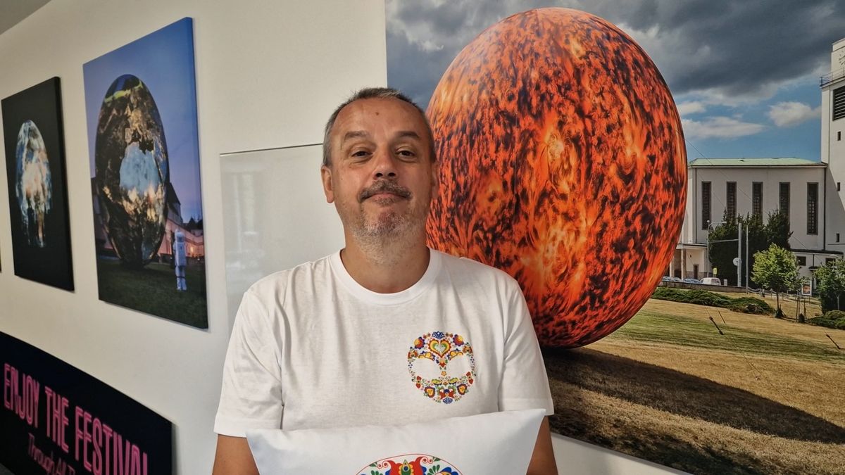 Zkombinovali moravské lidové vzory a vesmír. Vznikl unikátní spaceklór