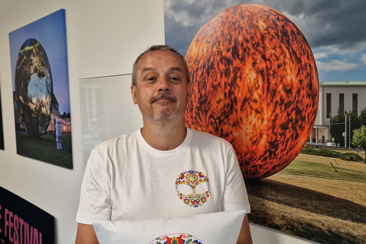 Zkombinovali moravské lidové vzory a vesmír. Vznikl unikátní spaceklór 