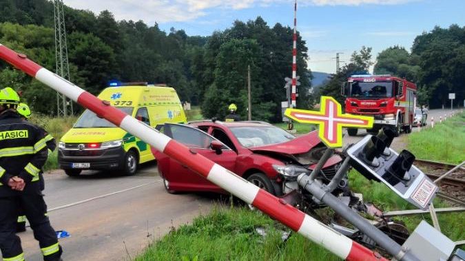 Řidička u Moravské Třebové usnula za volantem a narazila do signalizace, v autě vezla dítě