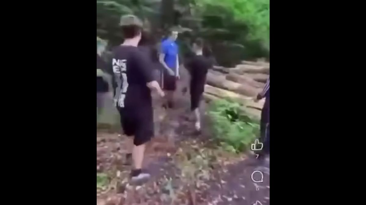 Parta školáků brutálně napadla v lese na Blanensku muže, útok si natočili