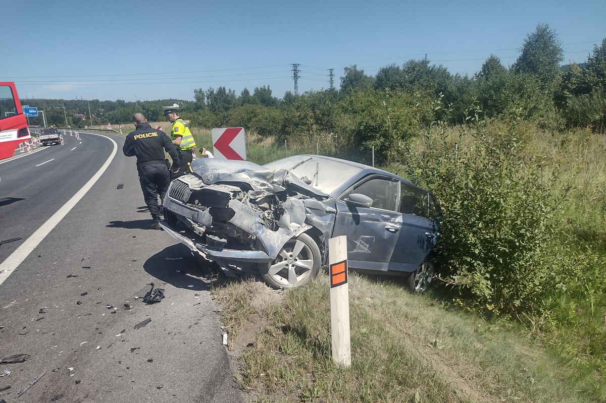 Nehoda uzavřela dálnici D6 u Karlových Varů. Tři zranění