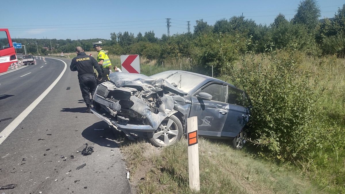 Nehoda uzavřela dálnici D6 u Karlových Varů. Tři zranění