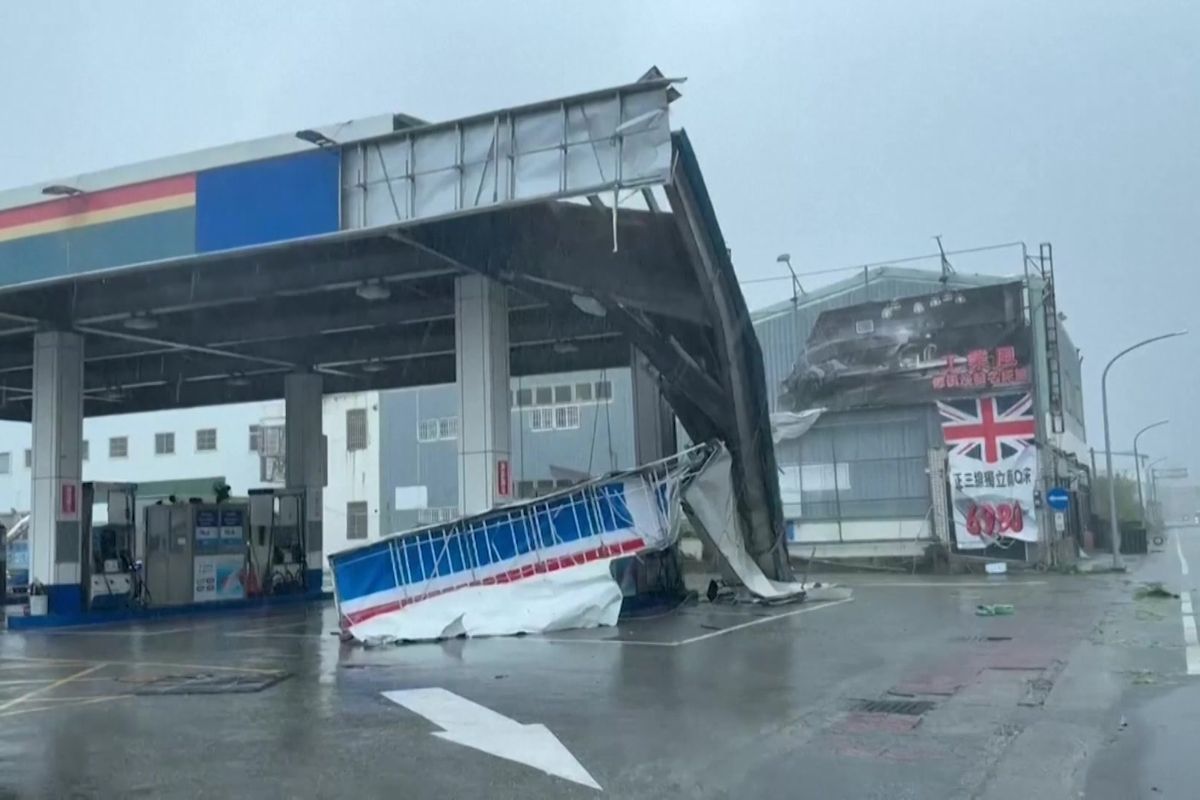 Tchaj-wan zasáhl tajfun o rychlosti skoro 200 km/h. Teď míří na Čínu