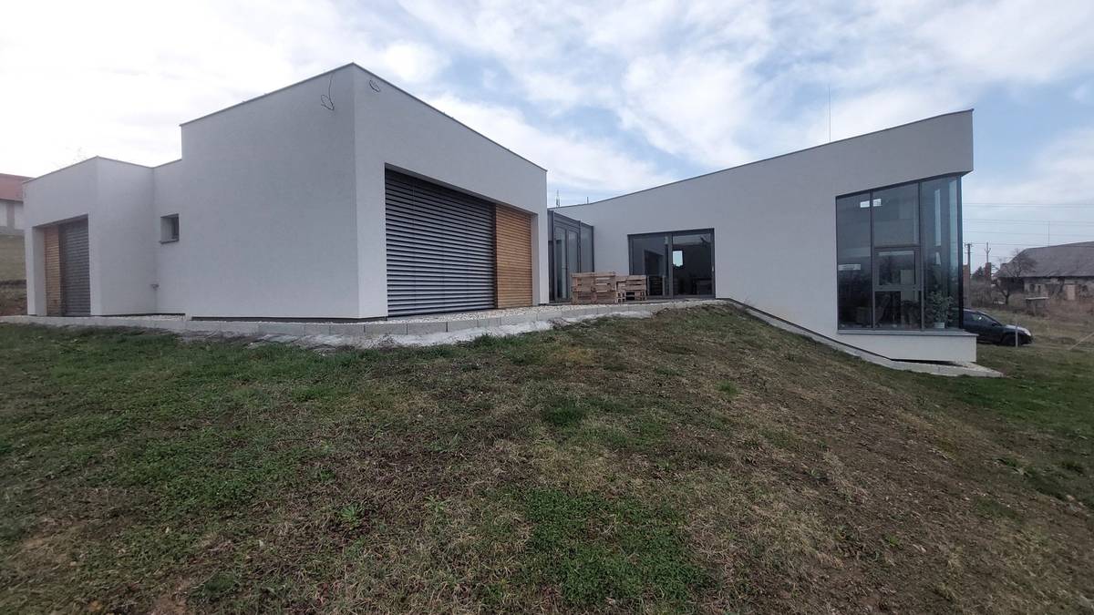 Dům je dobře usazen do terénu.