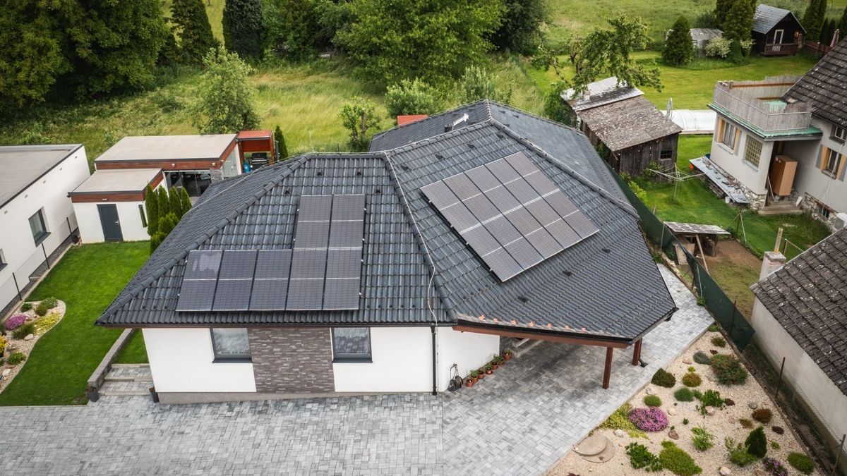 Koupili zahradu sousedů a postavili si na ní dům. Stavební povolení měli do tří měsíců