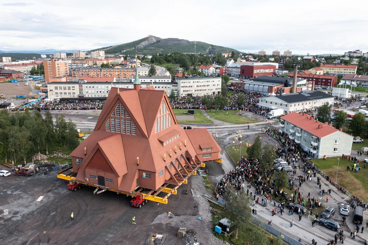 FOTO: Pozor, jede kostel