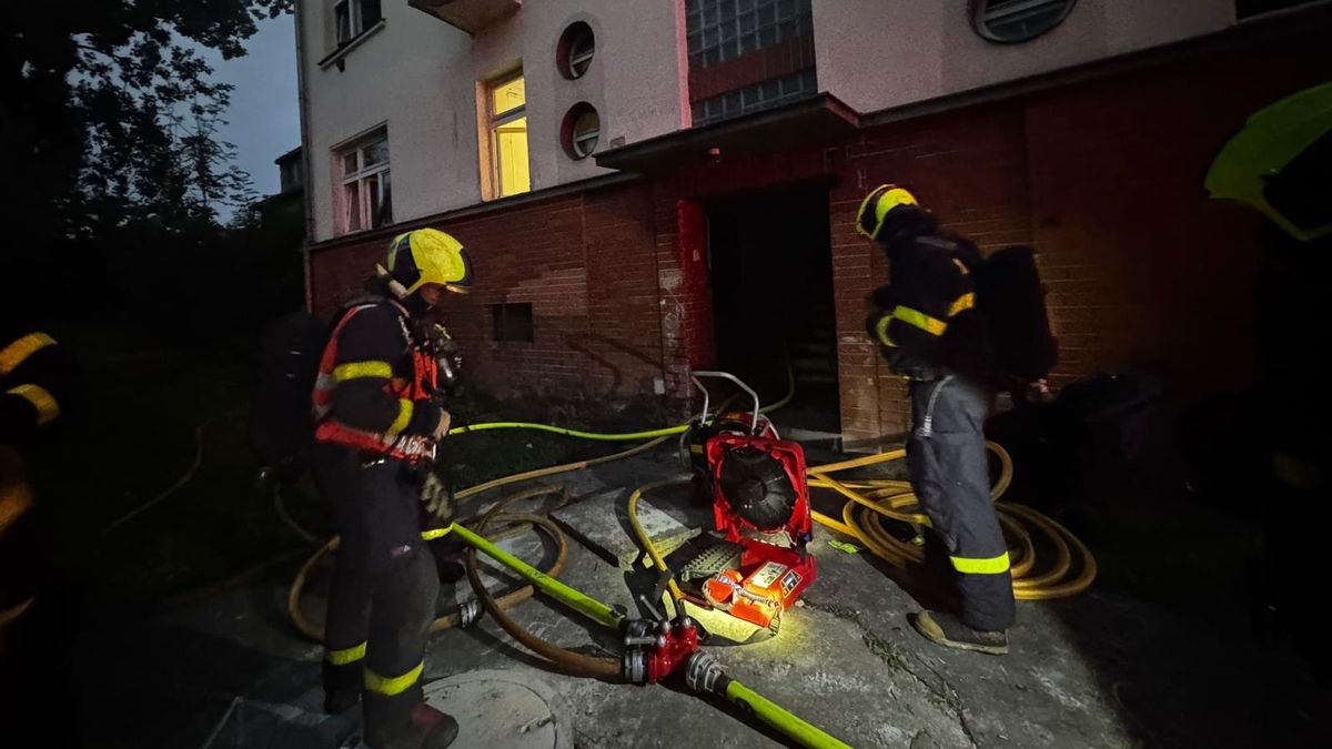 Požár v Ostravě vyhnal z domu dvacet lidí, hasiči zachránili tři zraněné
