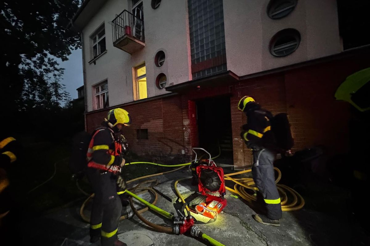 Požár v Ostravě vyhnal z domu dvacet lidí, hasiči zachránili tři zraněné