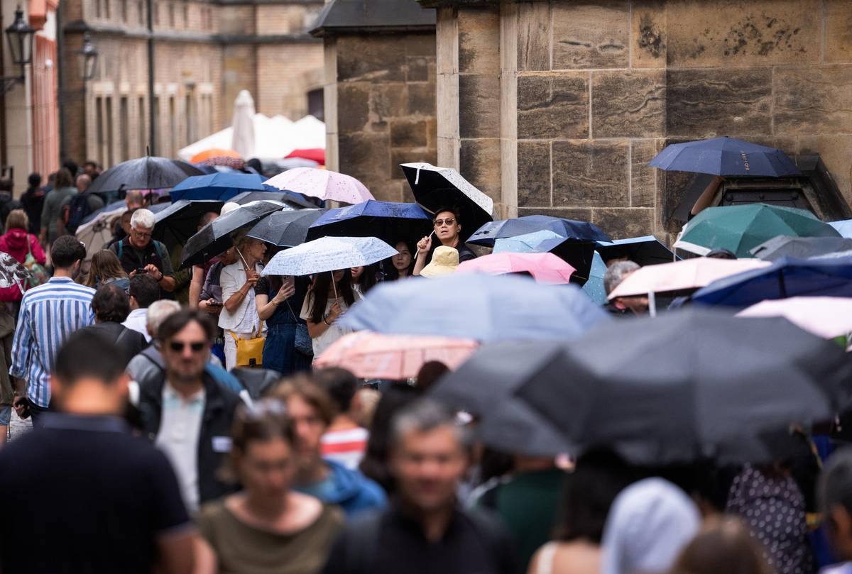 Turisté čekající na otevření katedrály na Pražském hradě čekají ve frontě táhnoucí se až k bazilice svatého Jiří.