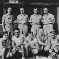 Letová posádka Enola Gay: Zleva, klečící: seržant George Caron; seržant Joe Stiborik; seržant Wyatt Duzenbury; voják Richard Nelson; seržant Robert Shumard. Zleva, stojící: major Thomas Ferebee, bombardér skupiny; kapitán Theodore Van Kirk, navigátor; plukovník Paul Tibbets, pilot; kapitán Robert Lewis, kopilot. 