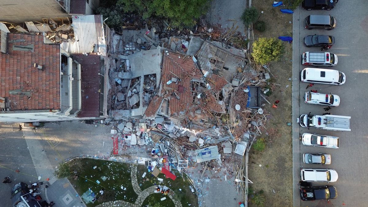 FOTO: Zemětřesení na západě Turecka. Otřesy o síle 6,1 stupně mají na svědomí desítky zraněných