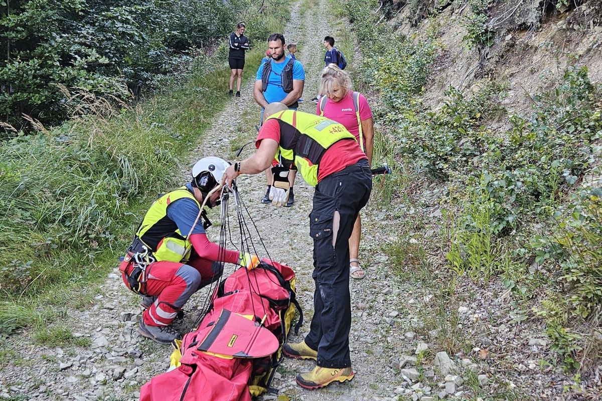 Horští záchranáři hledali v Beskydech zraněnou seniorku. Lékaře k ní spustili jeřábem z vrtulníku