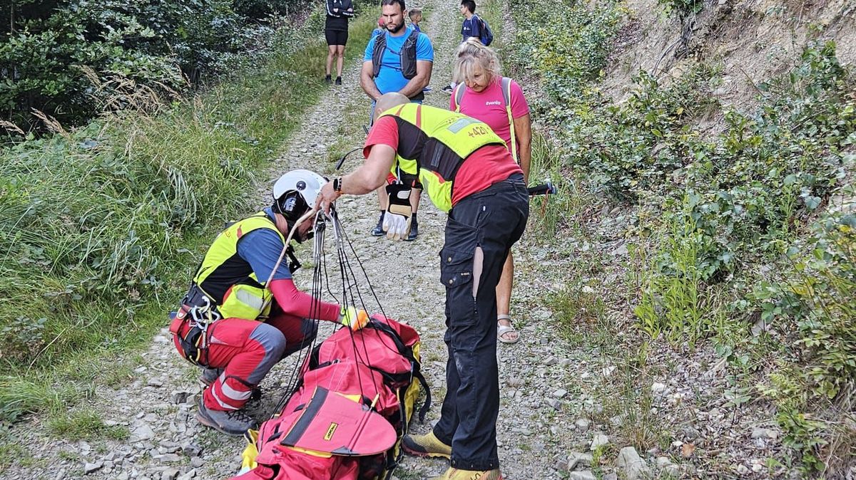 Horští záchranáři hledali v Beskydech zraněnou seniorku. Lékaře k ní spustili jeřábem z vrtulníku
