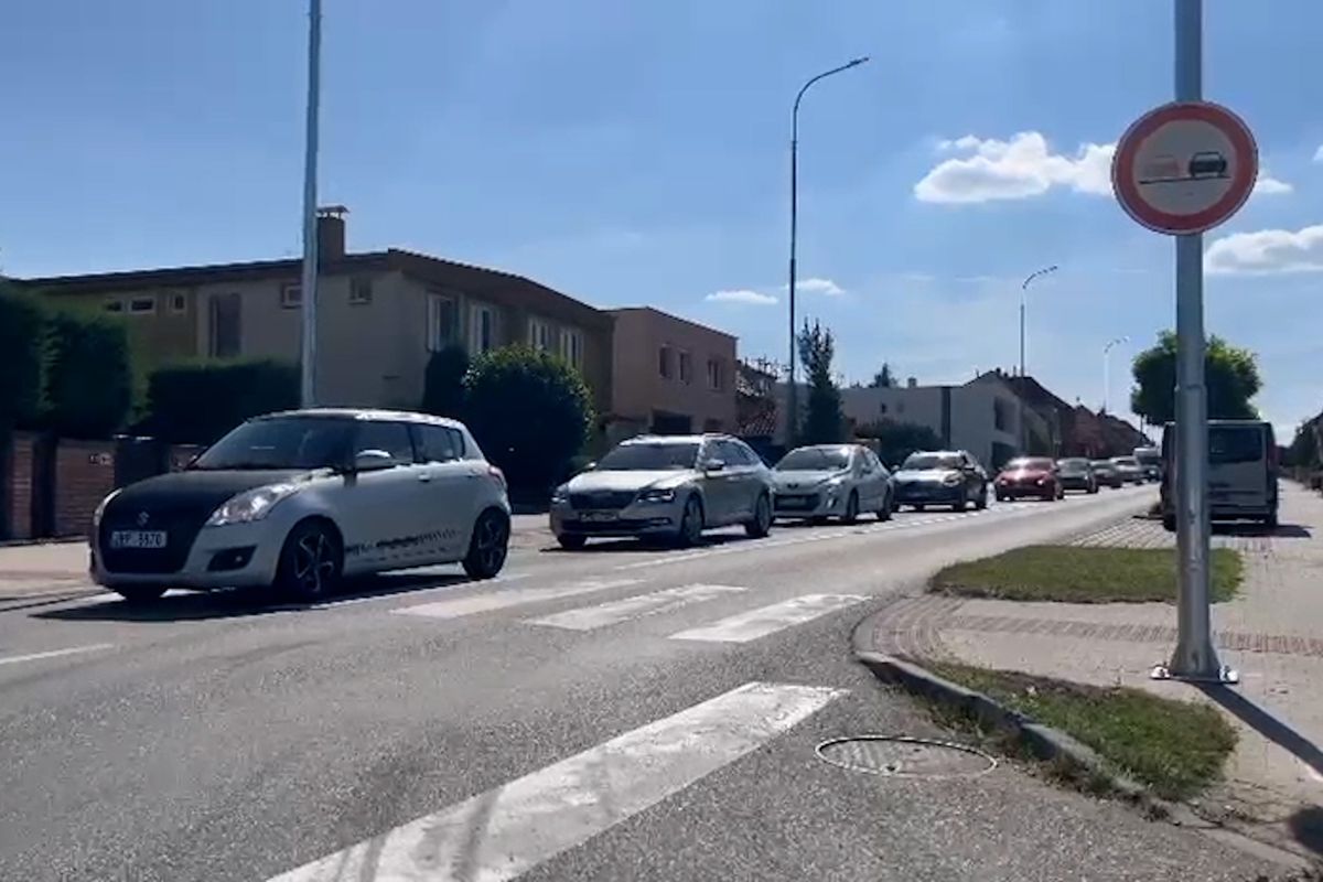 Obec zasekaná od jednoho konce po druhý. Pár kilometrů jedou řidiči v Lužicích na Hodonínsku i hodinu