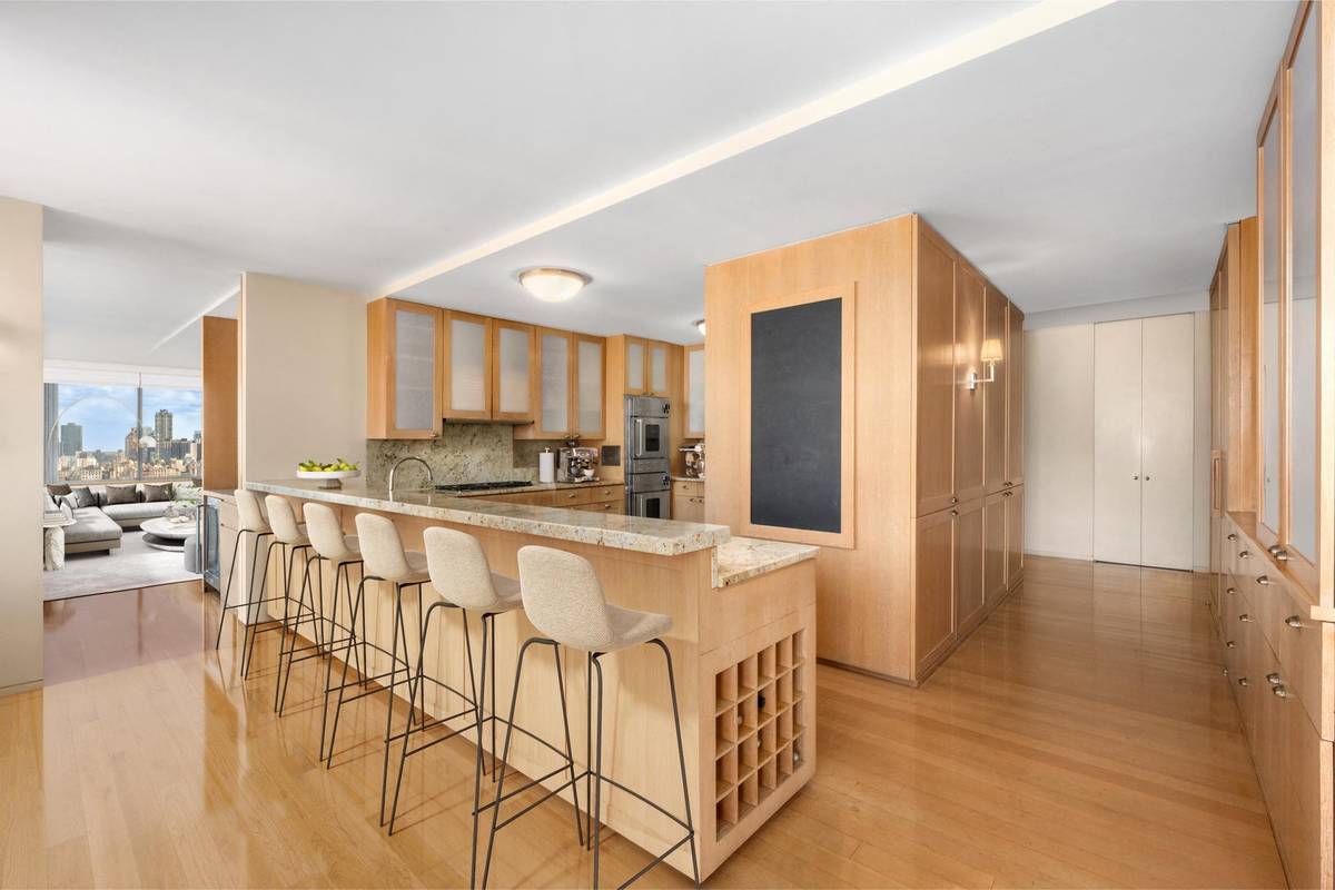 Kuchyň lemuje poměrně dlouhý bar.