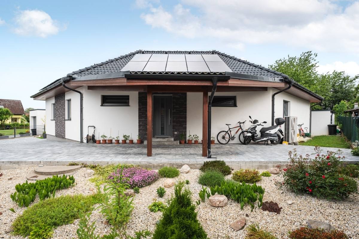 Přístřešek nad hlavním vstupem do domu v projektu nebyl. Navrhla ho kamarádka majitelů dřevostavby, která se živí jako projektantka/architektka. 